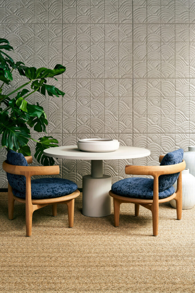 Arte Babylon Terracotta behang in kleur Gargoyle (97012) - Interieur impressie