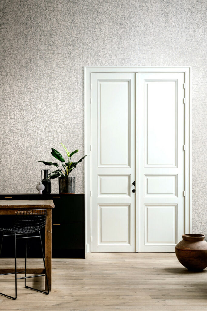 Arte Cameo Emaille behang in kleur Deep Taupe (66021) - Interieur impressie