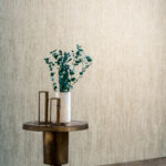 Arte Cameo Escama behang in kleur Washed White (66031) - Interieur impressie