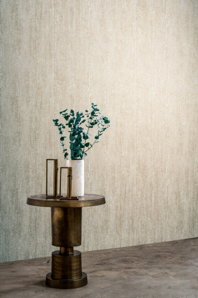 Arte Cameo Escama behang in kleur Washed White (66031) - Interieur impressie