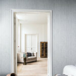 Arte Cameo Timber behang in kleur Frost White (54041A) - Interieur impressie