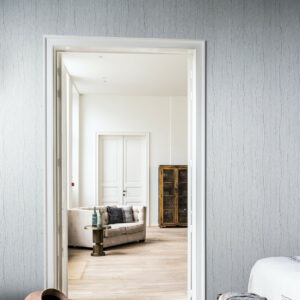 Arte Cameo Timber behang in kleur Frost White (54041A) - Interieur impressie