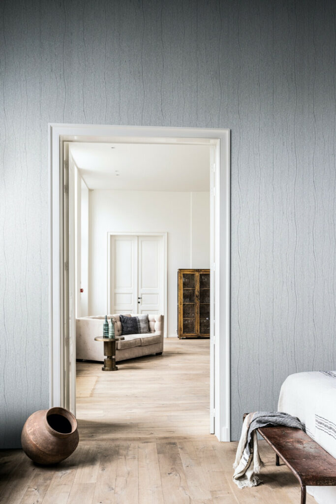 Arte Cameo Timber behang in kleur Frost White (54041A) - Interieur impressie