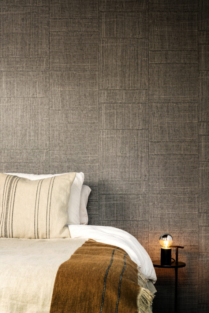 Arte Cameo Twine behang in kleur Warm Steel (66061) - Interieur impressie