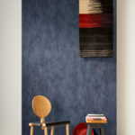 Arte Essentials costura Manchas behang in kleur Midnight (57524) - Interieur impressie