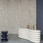 Arte Embleme Coti behang in kleur Shadow (30801) - Interieur impressie