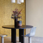 Arte Embleme Coti behang in kleur Saffron (30804) - Interieur impressie