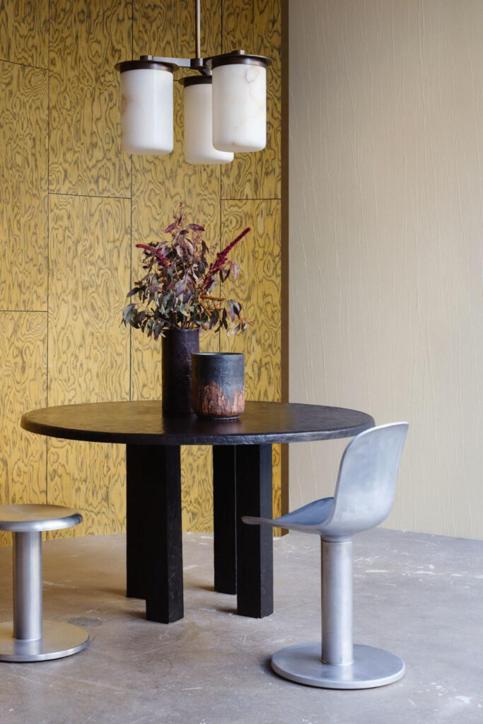 Arte Embleme Coti behang in kleur Saffron (30804) - Interieur impressie