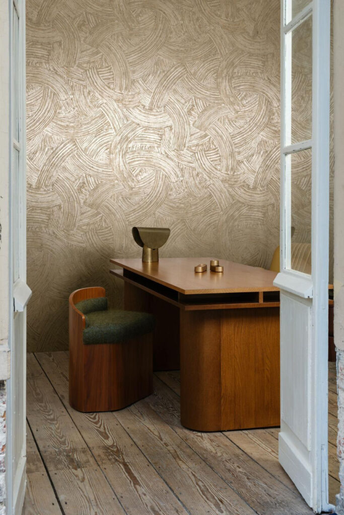 Arte Embleme Impasto behang in kleur Light Gold (60101A) - Interieur impressie