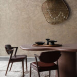 Arte Embleme Impasto behang in kleur Shiny Taupe (60102A) - Interieur impressie