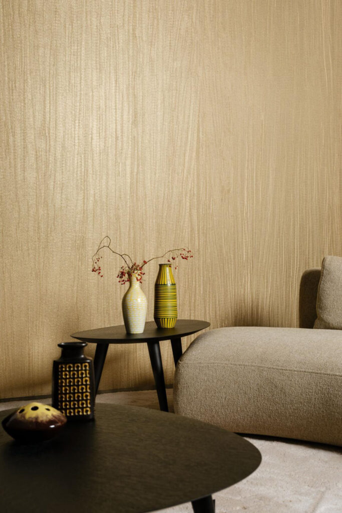 Arte Embleme Pristine behang in kleur Antique Gold (23525A) - Interieur impressie