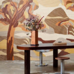 Arte Embleme Under the sycamore tree behang in kleur Mahogany Wood (30821) - Interieur impressie