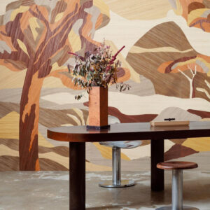 Arte Embleme Under the sycamore tree behang in kleur Mahogany Wood (30821) - Interieur impressie