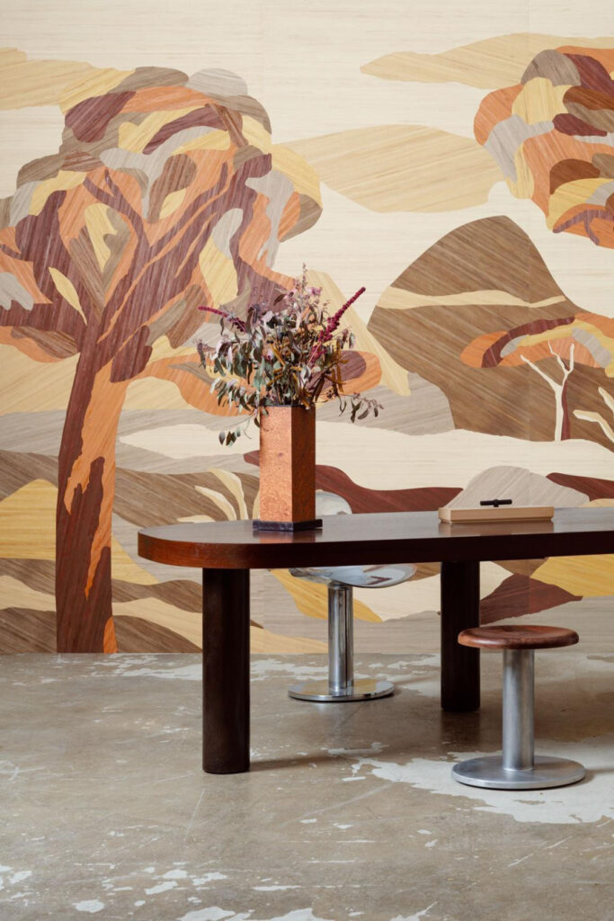 Arte Embleme Under the sycamore tree behang in kleur Mahogany Wood (30821) - Interieur impressie