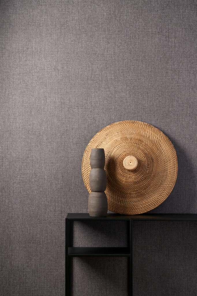 Arte Essentials costura Tela behang in kleur Black Raisin (57506) - Interieur impressie