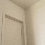 Arte Essentials kaolin Calcaire stucco behang in kleur Clay (30303) - Interieur impressie