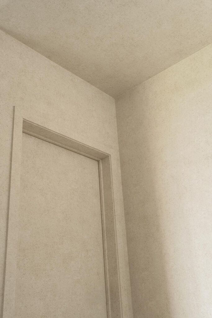 Arte Essentials kaolin Calcaire stucco behang in kleur Clay (30303) - Interieur impressie