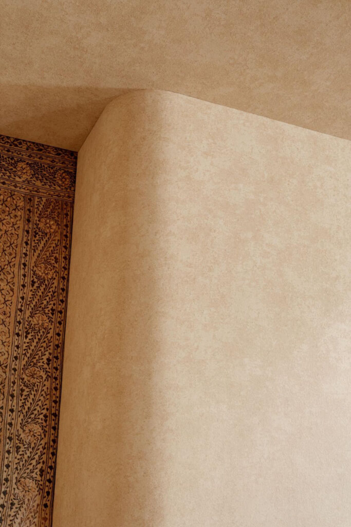 Arte Essentials kaolin Calcaire stucco behang in kleur Nude (30307) - Interieur impressie