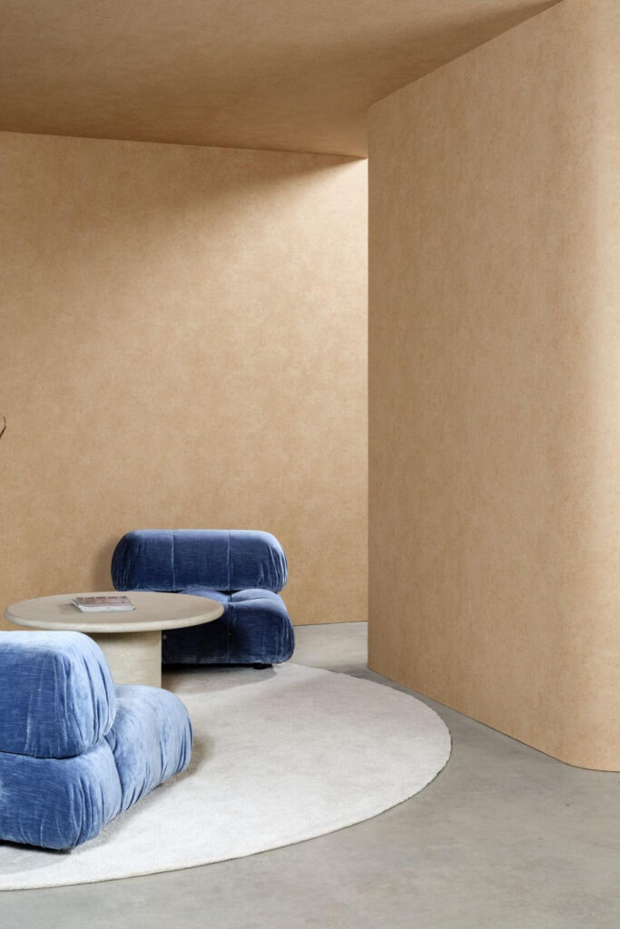 Arte Essentials kaolin Calcaire stucco behang in kleur Nude (30307) - Interieur impressie