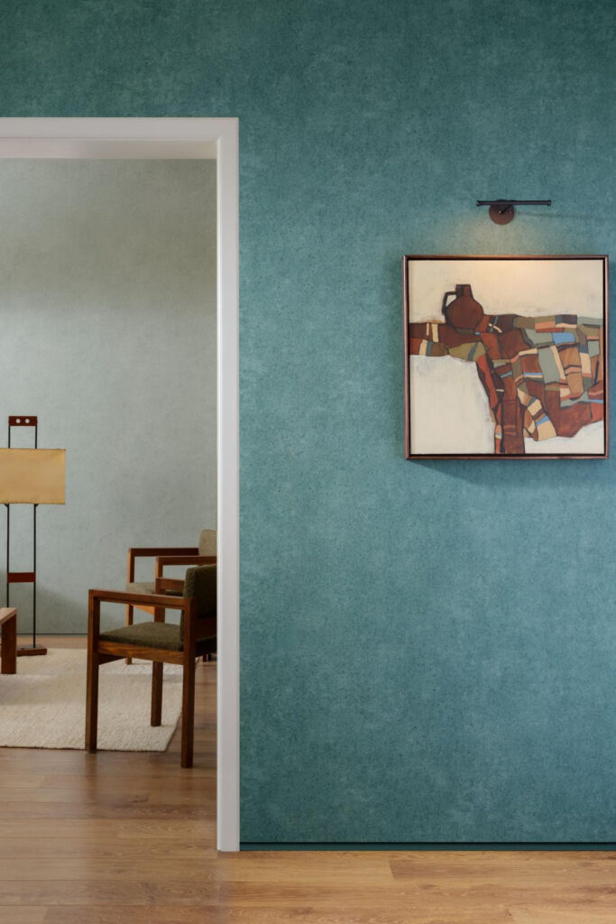 Arte Essentials kaolin Calcaire stucco behang in kleur Teal (30313) - Interieur impressie