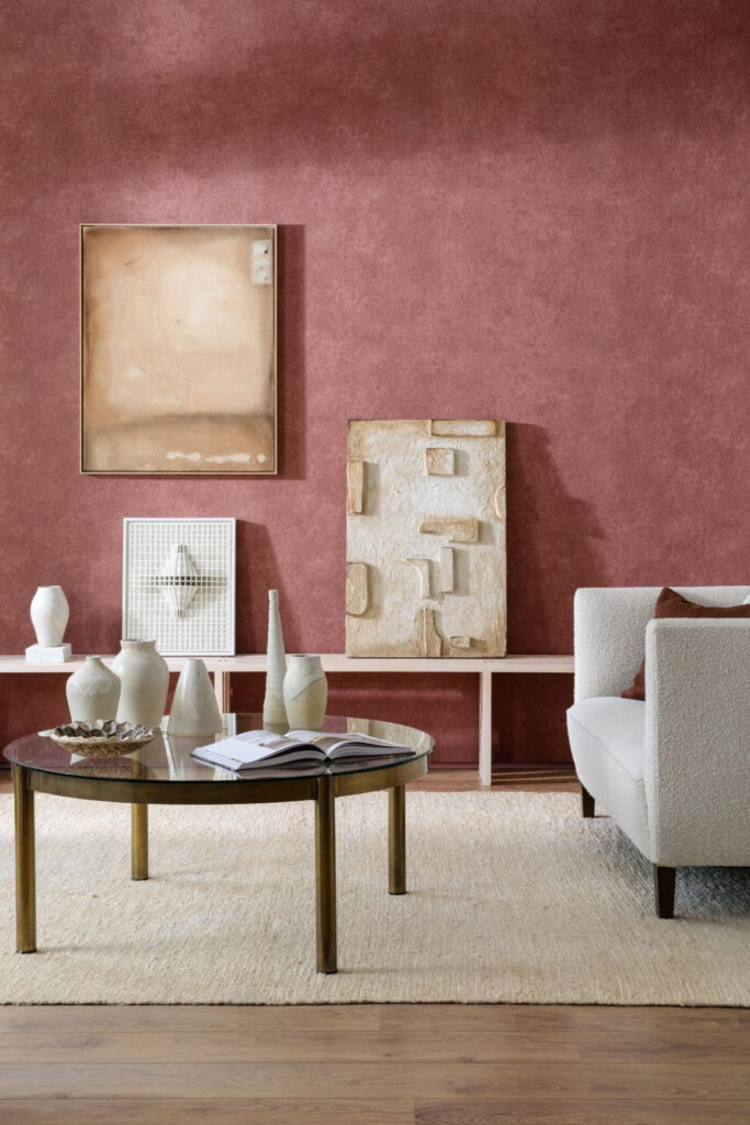 Arte Essentials kaolin Calcaire stucco behang in kleur Burgundy (30315) - Interieur impressie