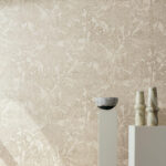 Arte Essentials kaolin Hortus behang in kleur Silvery White (30351) - Interieur impressie