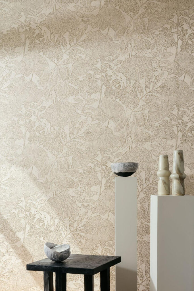 Arte Essentials kaolin Hortus behang in kleur Silvery White (30351) - Interieur impressie