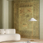 Arte Essentials kaolin Passeggio behang in kleur Golden Olive (30370) - Interieur impressie