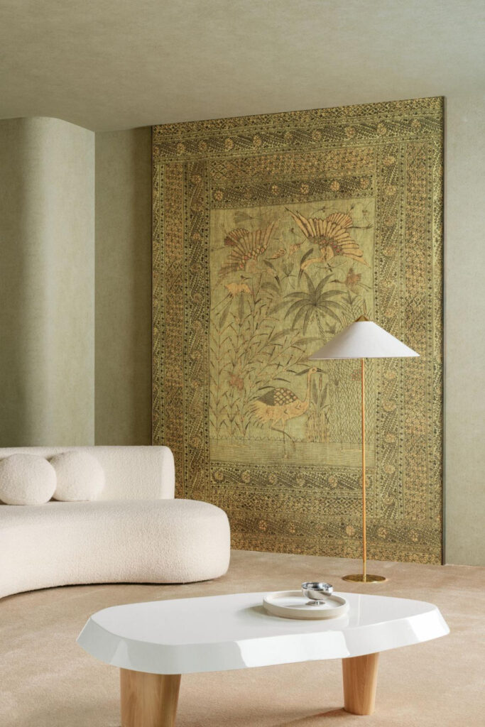 Arte Essentials kaolin Passeggio behang in kleur Golden Olive (30370) - Interieur impressie