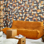 Arte Essentials totem Ecoline behang in kleur Tangerine (18900) - Interieur impressie