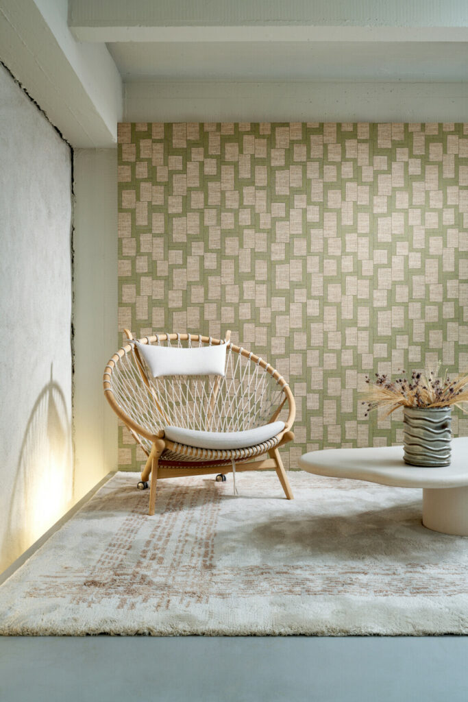 Arte Essentials totem Esparto africano behang in kleur Olive (18945) - Interieur impressie