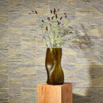 Arte Essentials totem Infinity behang in kleur Midnight Moss (18932) - Interieur impressie