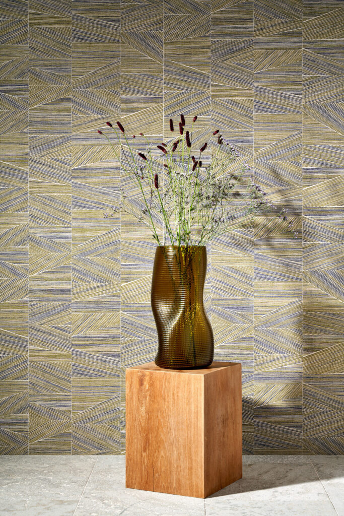 Arte Essentials totem Infinity behang in kleur Midnight Moss (18932) - Interieur impressie