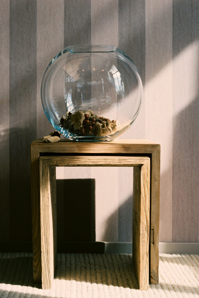 Flamant the wallpaper collection Stripe behang in kleur Dark Winter Resort (40044) - Interieur impressie