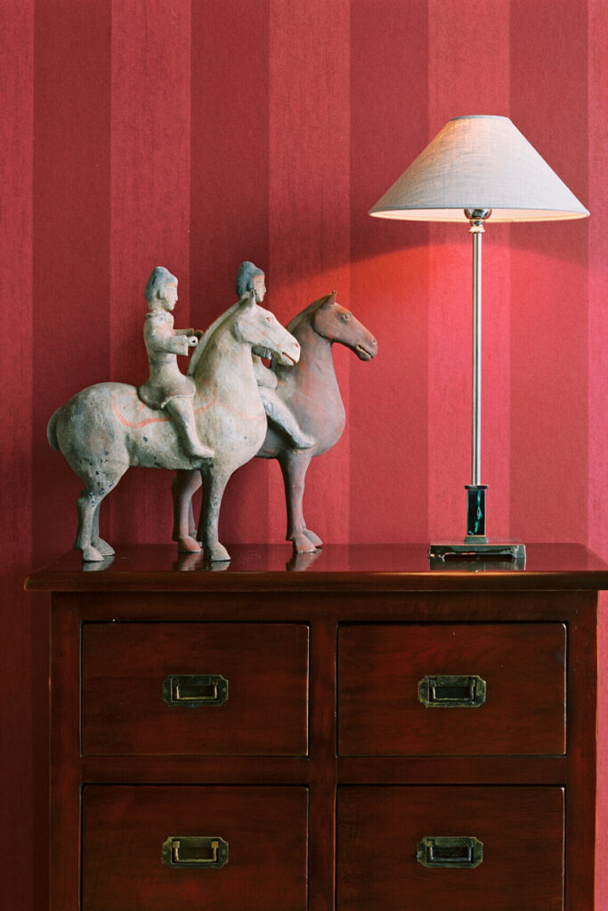 Flamant the wallpaper collection Stripe behang in kleur Orient Express (40045) - Interieur impressie