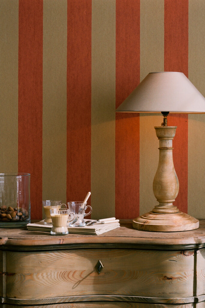 Flamant the wallpaper collection Stripe behang in kleur Indian Summer (40046) - Interieur impressie