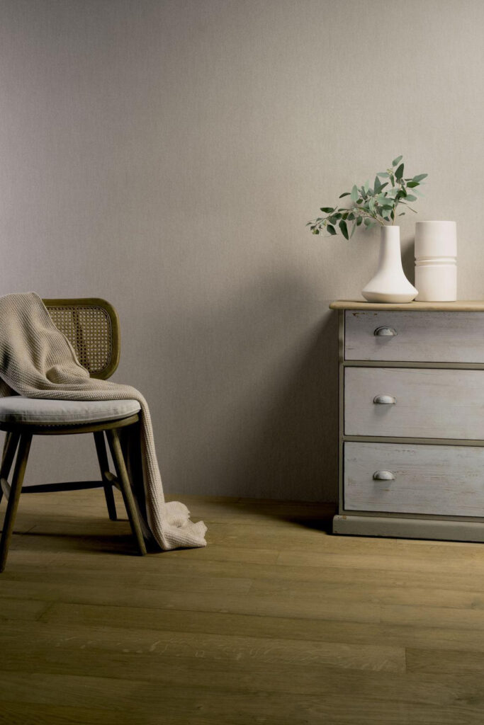 Flamant honore Lin behang in kleur Argile (78039) - Interieur impressie