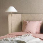 Flamant honore Lin normandie behang in kleur Dove (78208) - Interieur impressie