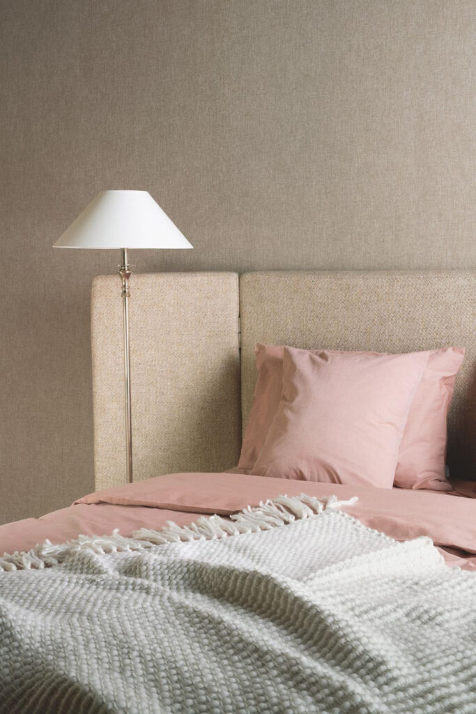 Flamant honore Lin normandie behang in kleur Dove (78208) - Interieur impressie