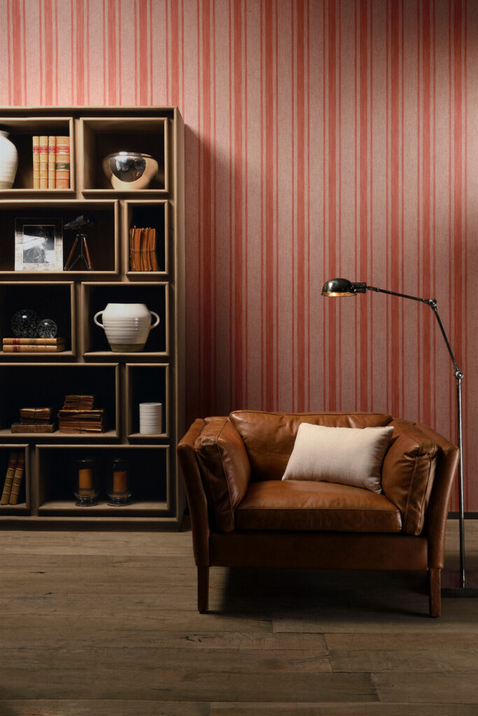 Flamant les rayures stripes Bayadere behang in kleur Balmoral Red (78107) - Interieur impressie