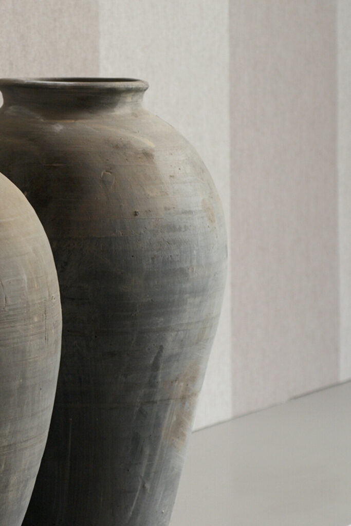 Flamant les rayures stripes Grande stripe behang in kleur Flax et Potatoes (30003) - Interieur impressie