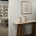 Flamant les rayures stripes Petite stripe behang in kleur Fantôme (78110) - Interieur impressie