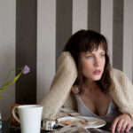 Flamant les rayures stripes Velvet behang in kleur Flax (18106) - Interieur impressie