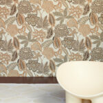 Arte Gitane Fiori antichi behang in kleur Warm Greige (49560) - Interieur impressie