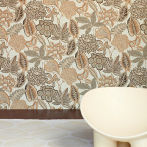 Arte Gitane Fiori antichi behang in kleur Warm Greige (49560) - Interieur impressie