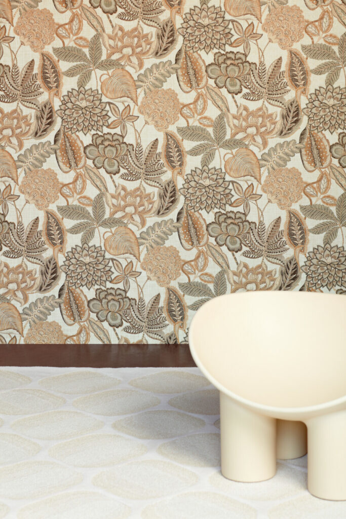 Arte Gitane Fiori antichi behang in kleur Warm Greige (49560) - Interieur impressie