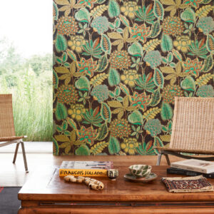 Arte Gitane Fiori antichi behang in kleur Emerald (49561) - Interieur impressie