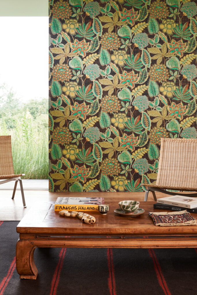 Arte Gitane Fiori antichi behang in kleur Emerald (49561) - Interieur impressie