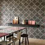 Arte Gitane Janela behang in kleur Raspberry (49531) - Interieur impressie