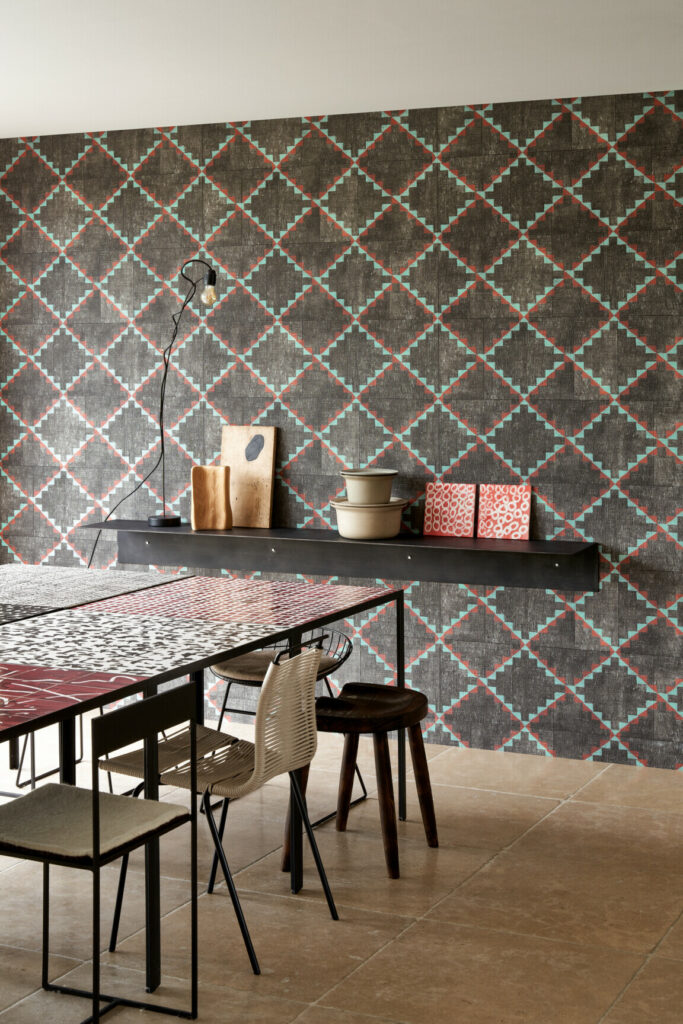 Arte Gitane Janela behang in kleur Raspberry (49531) - Interieur impressie